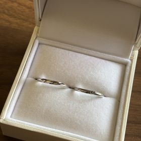 【1122 iifuufu bridal(いい夫婦ブライダル)】の口コミ 大好きな青色のブルーダイヤが斜めに入っているところとリングが細くスッキ...