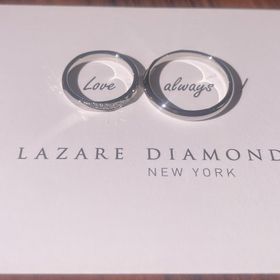 【ラザール ダイヤモンド(LAZARE DIAMOND)の口コミ】 ダイヤモンドの輝きがとても綺麗です。
男性の違うデザインのものを選んだ…