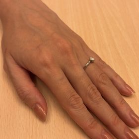 【銀座ダイヤモンドシライシの口コミ】 薬指に馴染む右右上がりの緩やかな捻じれと、清潔感のある浅い溝、また細…