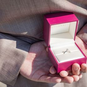 【ブルガリ(BVLGARI)の口コミ】 中央のダイアモンドに加えて、リング自体にもダイアモンドが埋め込まれて…