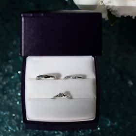 【俄(にわか)の口コミ】 細やかにダイヤが埋め込まれてて婚約指輪との重ね付けが出来て、重ねてつ…