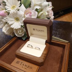 【TANZO.(鍛造指輪)の口コミ】 様々な加工方法から複数選択し、石の色も複数選べる中から緑色で選択しま…