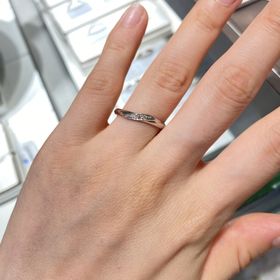 【アイプリモ(I-PRIMO)の口コミ】 ほんの少しウェーブがかっているデザインが指を細く長く綺麗にみせてくれ…