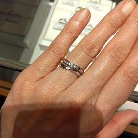 【銀座ダイヤモンドシライシの口コミ】 プラチナで、シンプルなもの、ウェーブしているものを探していたところ、…