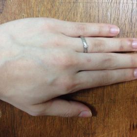 【グッチ(GUCCI)の口コミ】 グッチの菱形の模様がさりげなく入ったシンプルなデザインですが、小さな…