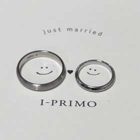 【アイプリモ(I-PRIMO)の口コミ】 女性側は婚約指輪との重ね付けの相性が良く、一方の側面にダイヤが付いて…
