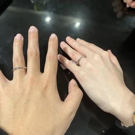 【ケイウノ ブライダル(K.UNO BRIDAL)の口コミ】 私も彼も指が華奢なため、主張が強くなく指に馴染むウェーブタイプの指輪…