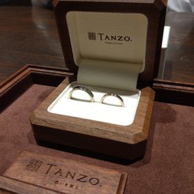【TANZO.(鍛造指輪)の口コミ】 2人の統一感をデザインでだして、拘りのある色味や形はそれぞれで選ばせて…