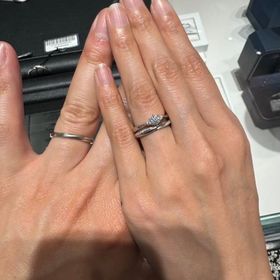 【銀座ダイヤモンドシライシの口コミ】 指輪のデザインは、シンプルでありながらエレガント。女性のデザインには…