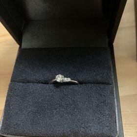 【ラザール ダイヤモンド(LAZARE DIAMOND)の口コミ】 メレダイヤモンドがアシンメトリーに配置されているデザインに一目惚れし…