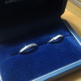【銀座ダイヤモンドシライシの口コミ】 旦那さんも私も，ウェーブのデザインやダイヤの入り方の好みが一緒で，ウ…