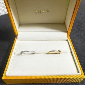 【ケイウノ ブライダル(K.UNO BRIDAL)の口コミ】 ・華奢でシンプルなデザイン
・片方は半分だけマット加工
・内側にはイニ…