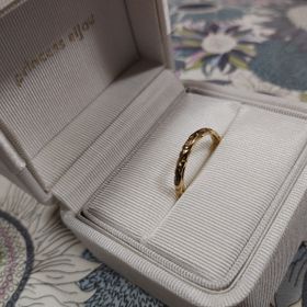 【Princess Bijou(プリンセス・ビジュー)の口コミ】 美女と野獣が出会うお城をモチーフにロココ調の模様をリング全体にあしら…