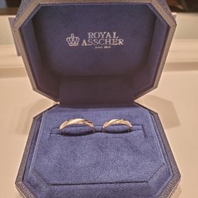 【ROYAL ASSCHER(ロイヤル・アッシャー)の口コミ】 珍しいデザインですが、何十年先も付けていたいと思える指輪でした。ライ…