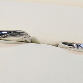 【ケイウノ ブライダル(K.UNO BRIDAL)の口コミ】 妻と共通の趣味の楽器の弦の本数を表面に入れ、妻と合わせると楽器1台分と…