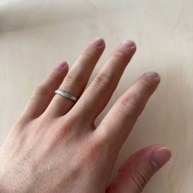 【銀座ダイヤモンドシライシの口コミ】 シンプルなデザインながらもマット部分のアクセントがありとても気に入っ…