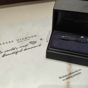 【ラザール ダイヤモンド(LAZARE DIAMOND)の口コミ】 【指輪のデザインについて】
ダイヤモンドを真ん中ではなく、あえてサイド…
