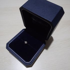 【銀座ダイヤモンドシライシの口コミ】 プロポーズリングで後日デザインを好みで選べるのが良かったし、台座のデ…