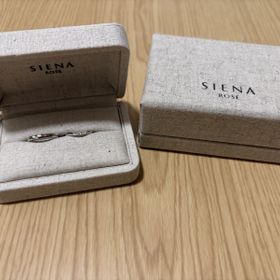 【SIENAROSE(シエナロゼ)の口コミ】 つけた時に細身なので違和感がない！形もブイ字になっておりダイヤが綺麗…