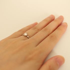 【俄(にわか)の口コミ】 定番のデザインのなかにモダンさを持ち合わせている。

また、指輪ごとに…