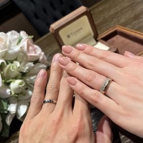 【TANZO.(鍛造指輪)の口コミ】 一見、プラチナ1色に見えるデザインですが、コーラルゴールドのコンビのデ…