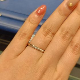 【エクセルコダイヤモンド(EXELCO DIAMOND)の口コミ】 リングの形はストレート。
左斜め下にダイヤが埋め込まれてるデザインが好…