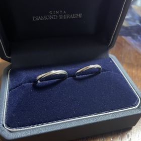 【銀座ダイヤモンドシライシの口コミ】 女性用の指輪のダイヤモンドがある位置に男性用の指輪はつや消し加工をし…