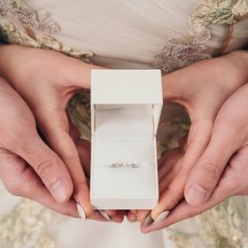 【MILK&Strawberry(ミルクアンドストロベリー)の口コミ】 リングが細くv字型の形状なので指が長く見えます。
メインのダイヤモンド…