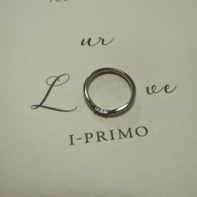 【アイプリモ(I-PRIMO)の口コミ】 細身で華奢なデザインなのと、緩やかなV字の形が婚約指輪と重ね付けにもピ…
