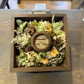 【鎌倉彫金工房の口コミ】 素材はそれぞれプラチナ・平打ち・ヘアライン加工とピンクゴールド・甲丸…