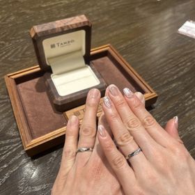 【TANZO.(鍛造指輪)の口コミ】 夫、ヘアラインの入ったモデルと妻、ダイヤモンドのラインで形成した指輪…