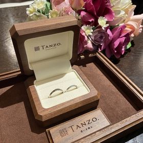 【TANZO.(鍛造指輪)の口コミ】 宝石がななめに入っており、指が細く見えやすいです。
また、キラキラして…