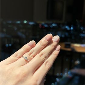 【銀座ダイヤモンドシライシの口コミ】 私自身指が細いのであまり大きめの婚約指輪より細めでシンプルな婚約指輪…