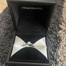 【エクセルコダイヤモンド(EXELCO DIAMOND)の口コミ】 ダイアモンドの4Cにこだわりました。
デザインは中央に大きなダイアモンド…