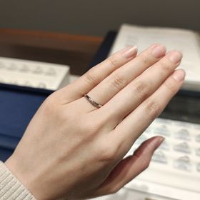 【銀座ダイヤモンドシライシの口コミ】 つけ心地がよく、指に馴染みやすいです。太さも両隣の指を圧迫しないので…