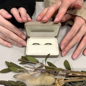 【atelier CraM(アトリエ クラム)の口コミ】 シンプルなデザインながら、タンタルの素材を選んだので少し黒っぽくてか…