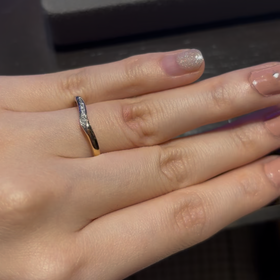 【nocur(ノクル)】の口コミ 緩やかにＶの字になっていて指が長く綺麗に見えます。ピンクゴールドが半分...