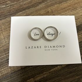 【ラザール ダイヤモンド(LAZARE DIAMOND)の口コミ】 センターにデザインが入っていて、普通のシンプルすぎる指輪じゃ物足りな…