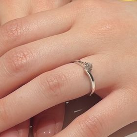 【ラザール ダイヤモンド(LAZARE DIAMOND)の口コミ】 ダイヤモンドの輝きが綺麗で暗がりでも輝いて見えるのでとても良いものだ…