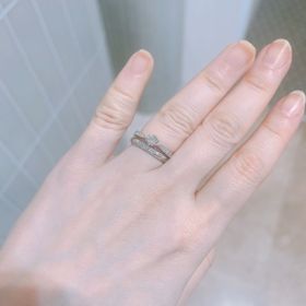 【ラザール ダイヤモンド(LAZARE DIAMOND)の口コミ】 婚約指輪はシンプルなデザインながらもメレダイアモンドを両サイドに付け…