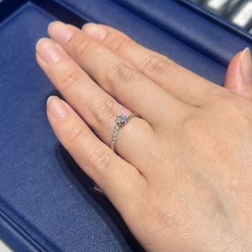 【銀座ダイヤモンドシライシの口コミ】 ウェーブタイプの指輪で、指が細い人にとても似合うデザインです。真ん中…