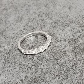 【銀座ダイヤモンドシライシの口コミ】 一粒ダイヤよりも長く使えるデザインだと思っています。シンプルだけど華…