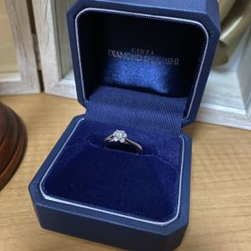 【銀座ダイヤモンドシライシの口コミ】 お花の形になっていて、かわいらしいところです。真ん中のダイヤは、すご…