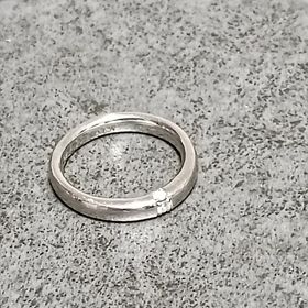 【ラザール ダイヤモンド(LAZARE DIAMOND)の口コミ】 スリーサイドの名前の通り、ダイヤが上と左右で3粒付いています。どの角度…