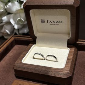 【TANZO.(鍛造指輪)の口コミ】 ・鍛造製法なので丈夫であること
・結婚指輪の内側にも小さなストーンを入…