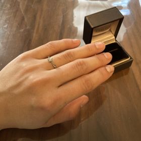 【アイプリモ(I-PRIMO)の口コミ】 石留めが桜の形になっているところが春らしくて良い。わたしの誕生日と、…