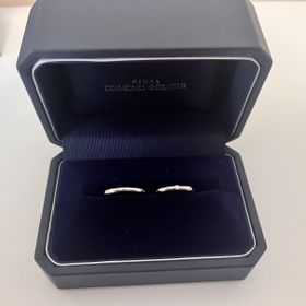【銀座ダイヤモンドシライシの口コミ】 私のものは、ストレートに一粒ダイヤ埋め込みのデザインです。
夫の分はス…