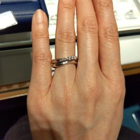 【銀座ダイヤモンドシライシの口コミ】 プラチナで、ダイヤモンド付きで、シンプルなリングと重ね付けができるも…