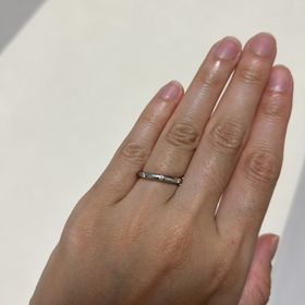 【ブルガリ(BVLGARI)の口コミ】 素材はプラチナです。太すぎず細すぎない絶妙な幅で婚約指輪との重ね付け…