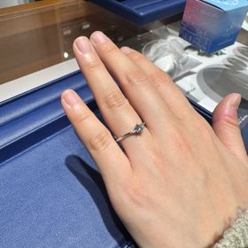 【銀座ダイヤモンドシライシの口コミ】 シンプルなデザインかつ、メインのダイヤモンドの左右に1つずつ小さなダイ…